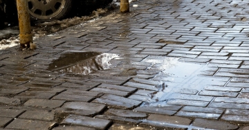 Как выровнять просевшую тротуарную плитку?