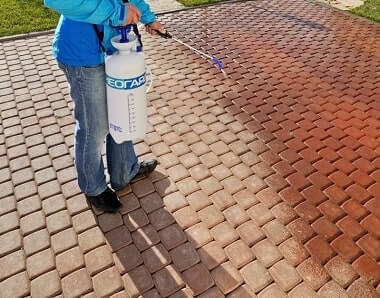 Мойка и чистка тротуарной плитки